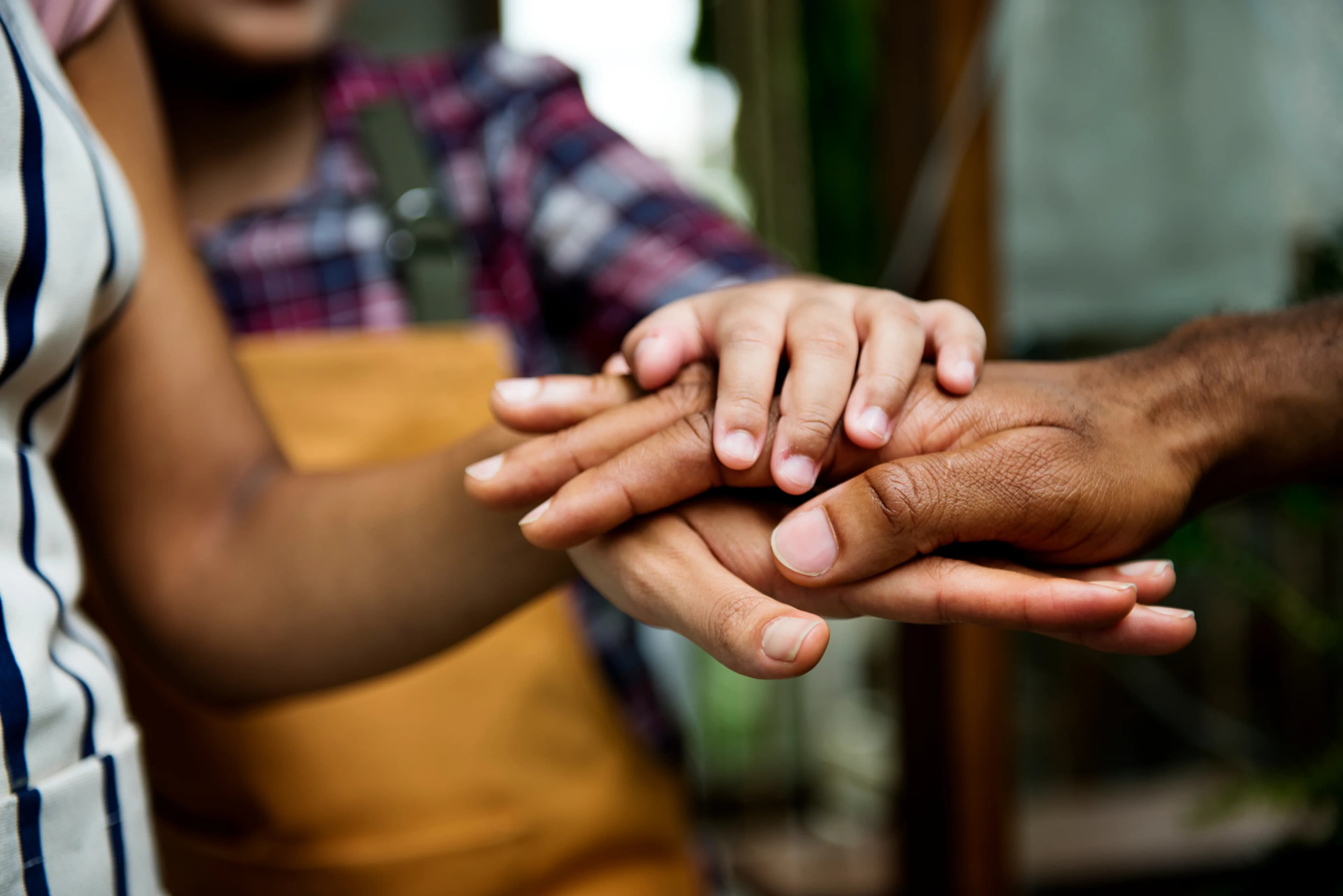 Mãos unidas em trabalho em equipe